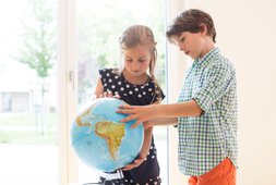 Zwei Kinder betrachten einen Globus | © daniel_rupp_lernen-15-